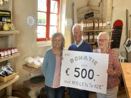Jan van Diest schenkt 500 euro aan molenstichting De Koe