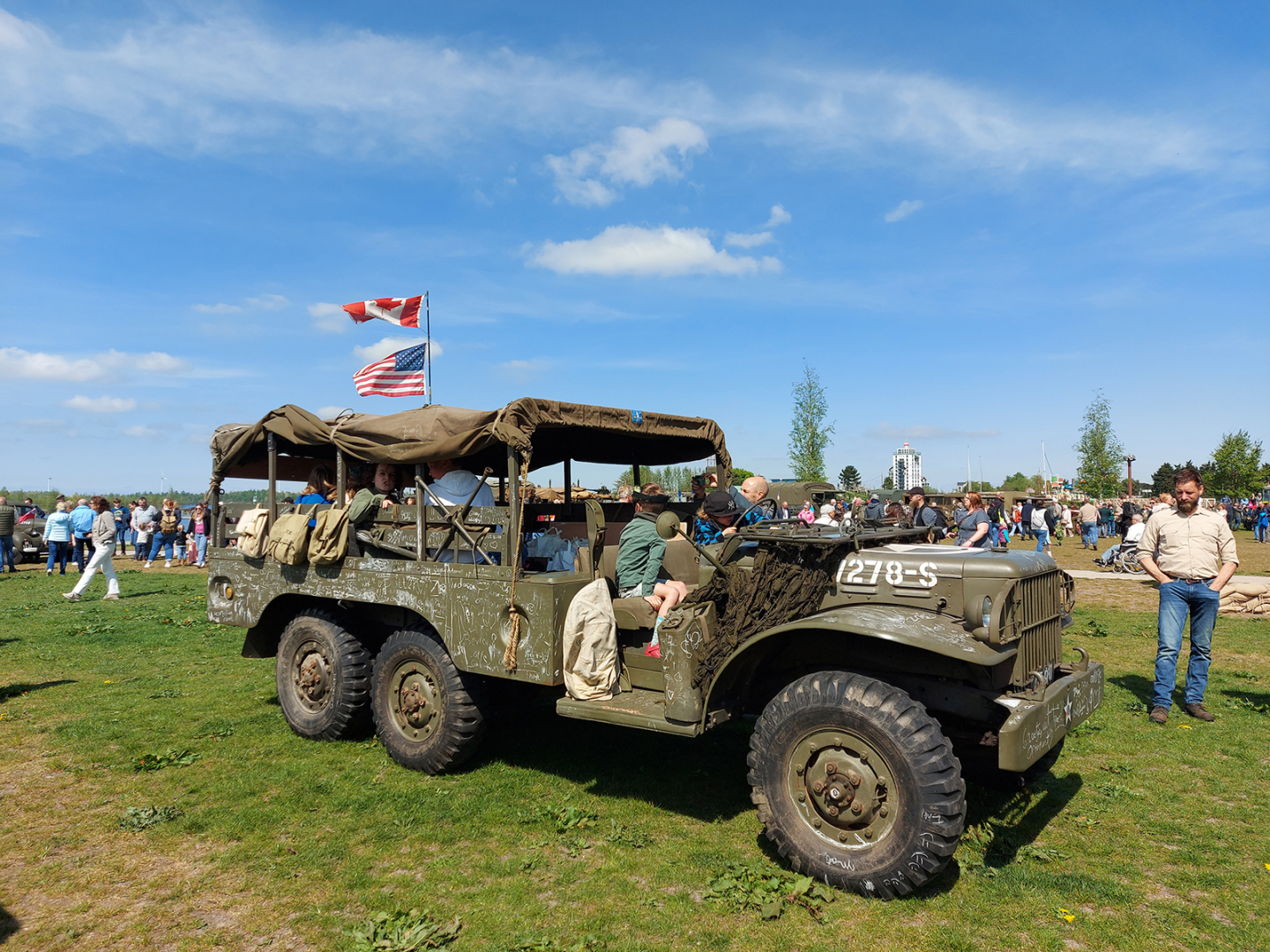Foto's bevrijdingscolonne Noordwest Veluwe herdenkt 80 jaar vrijheid