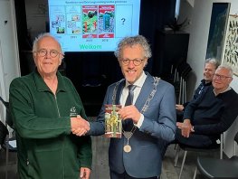Burgemeester Van Daalen neemt wandelrouteboekje Drie in ontvangst