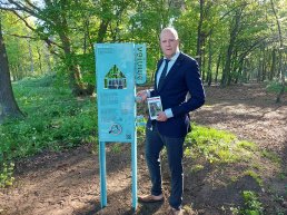 Onthulling herinneringsobject Westerborkpad in Ermelo