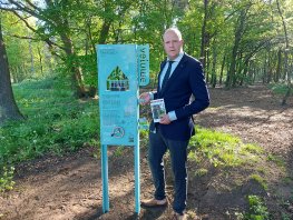 Onthulling herinneringsobject Westerborkpad in Ermelo