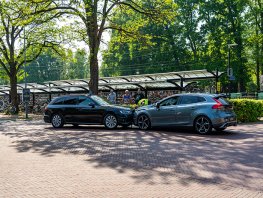 Korte achtervolging eindigt in crash en arrestatie voor station Ermelo