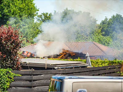 Felle brand in chalet met rieten kap in Ermelo