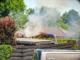 Felle brand in chalet met rieten kap in Ermelo