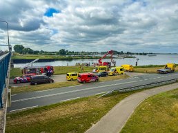 Auto te water in Nuldernauw bij Zeewolde: geen personen aangetroffen