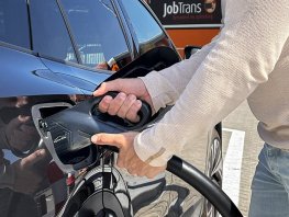 JobTrans neemt semipubliek laadplein officieel in gebruik