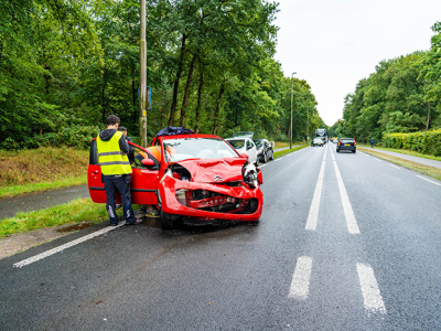 Twee auto’s botsen op Putterweg in Ermelo, bestuurder naar ziekenhuis