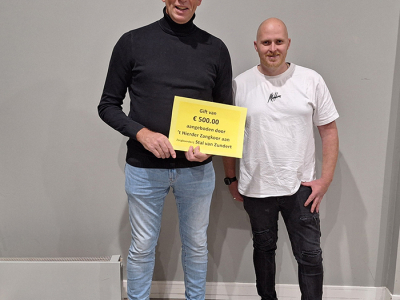 Het Hierder Zangkoor steunt Stal van Zundert met cheque van €500,-