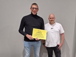 Het Hierder Zangkoor steunt Stal van Zundert met cheque van €500,-