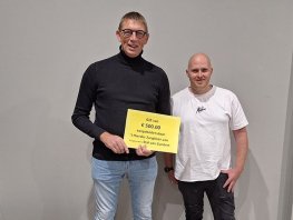 Het Hierder Zangkoor steunt Stal van Zundert met cheque van €500,-