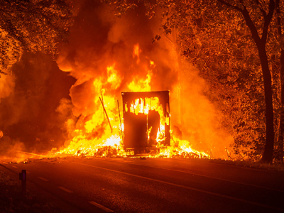 Oplegger in brand op N302 bij Harderwijk