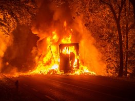 Oplegger in brand op N302 bij Harderwijk