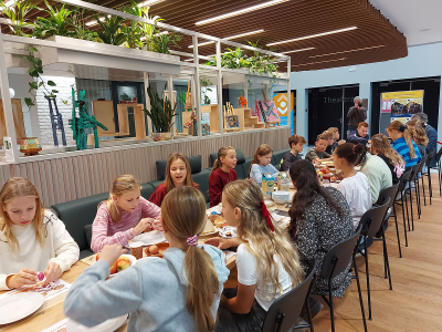 Burgemeester Hans van Daalen ontbijt met leerlingen van de Margrietschool uit Ermelo