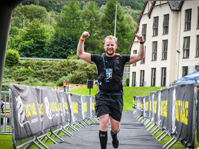 Laatste eindsprint voor Miles for Miracles: Jos Stijkel klaar voor Ironman ter nagedachtenis aan jeugdvriend Arjan