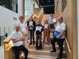 Synchroonzwemmers behalen diploma basishouding en zeilboot