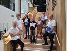 Synchroonzwemmers behalen diploma basishouding en zeilboot