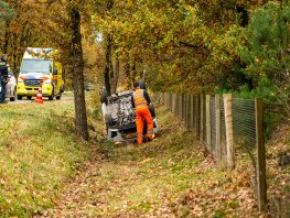 Eenzijdig ongeval: auto belandt over de kop in sloot in Ermelo