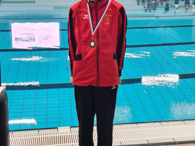 Jennah uit Putten en Elin uit Ermelo presteren sterk bij eerste minibeatwedstrijd synchroonzwemmen