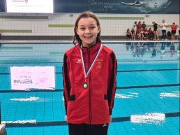 Jennah uit Putten en Elin uit Ermelo presteren sterk bij eerste minibeatwedstrijd synchroonzwemmen