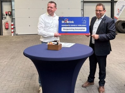 Felicitatie en bouwvergunning voor bedrijf St vd Brink 