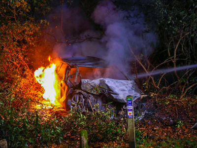  Auto vliegt in brand na botsing tegen boom: &eacute;&eacute;n dode en &eacute;&eacute;n zwaargewonde