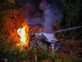  Auto vliegt in brand na botsing tegen boom: één dode en één zwaargewonde