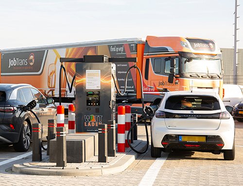 Niet te missen op de weg: de elektrische Mercedes e-Actros van JobTrans