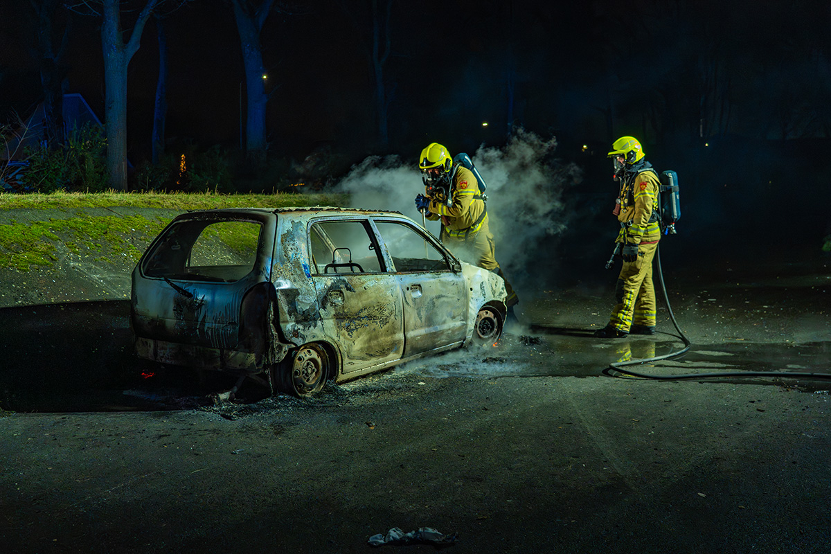 Auto volledig uitgebrand op pleintje aan Hoenderweg in Ermelo