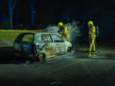 Auto volledig uitgebrand op pleintje aan Hoenderweg in Ermelo