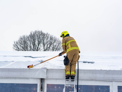 Brandweer verwijdert sneeuw van dak schaatsbaan Ermelo uit voorzorg