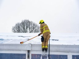 Brandweer verwijdert sneeuw van dak schaatsbaan Ermelo uit voorzorg