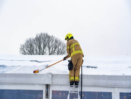 Brandweer verwijdert sneeuw van dak schaatsbaan Ermelo uit voorzorg