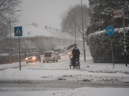 Winterse taferelen op rotonde Putterweg in Ermelo