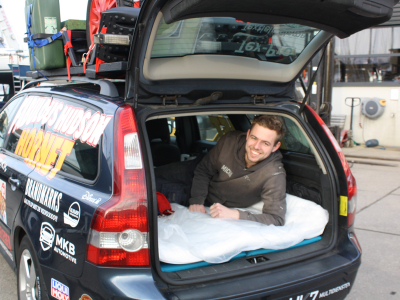 Micha (21) rijdt autorally &lsquo;Carbage Run&rsquo; in ijzige kou