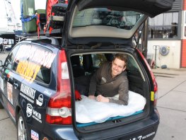 Micha (21) rijdt autorally &lsquo;&Ccedil;arbage Run&rsquo; in ijzige kou