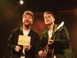 Van huiskamer tot theaterzaal: Robin & Roel brengen gouden herinneringen naar Ermelo samen met Theater Dialoog Ermelo
