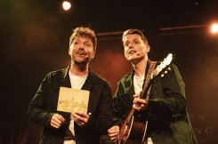 Van huiskamer tot theaterzaal: Robin & Roel brengen gouden herinneringen naar Ermelo samen met Theater Dialoog Ermelo