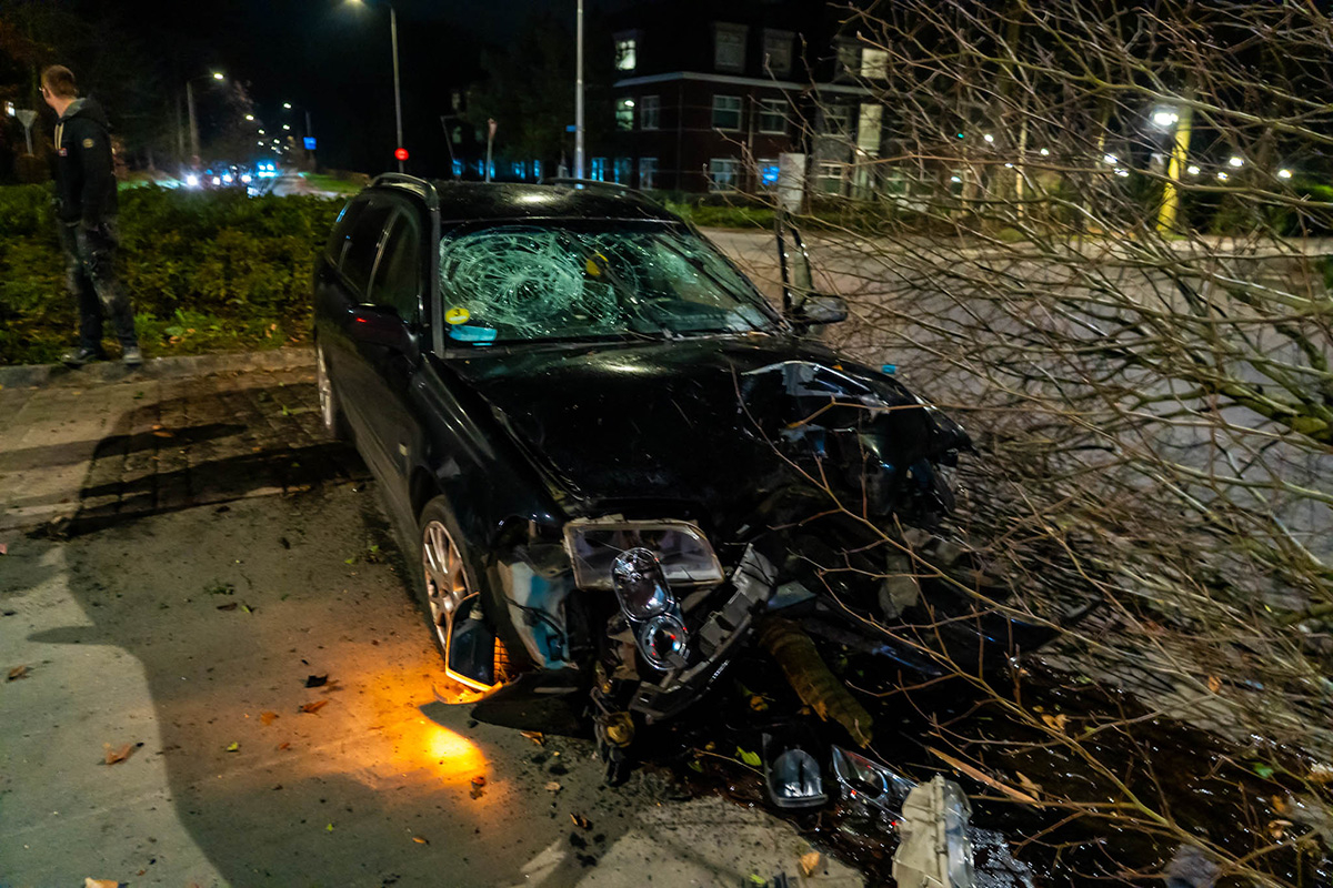 Automobilist rijdt over rotonde en slaat op de vlucht in Ermelo