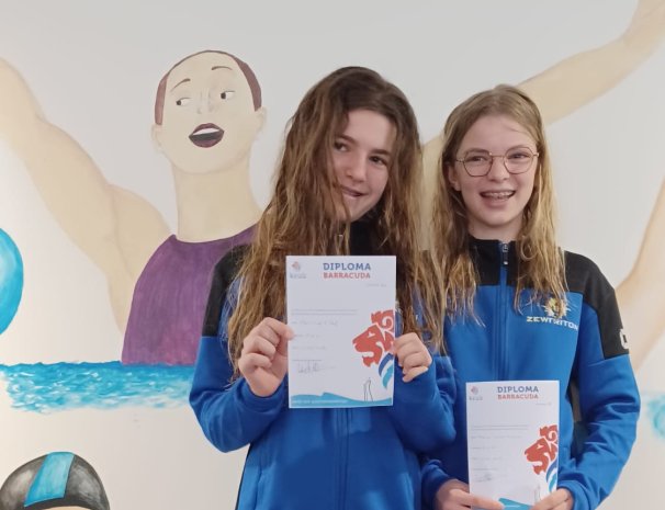 Gouden medaillewinnaars synchroonzwemtoernooi behalen barracuda-diploma in Zwolle