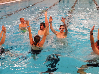 ZEW Ermelo verrast KWIST-deelnemers met unieke synchroonzwemuitdaging op &lsquo;De 3 kleine biggetjes&rsquo;