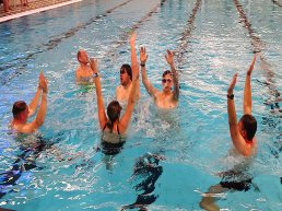 ZEW Ermelo verrast KWIST-deelnemers met unieke synchroonzwemuitdaging op &lsquo;De 3 kleine biggetjes&rsquo;