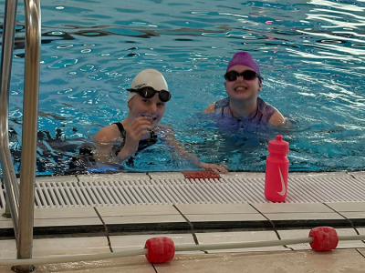 Synchrozwemsters Esmee en Sophie van ZEW-Ermelo stralen tijdens intensieve synchrodag in Raalte