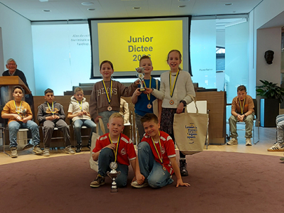 Drie winnaars bij feestelijke finale Junior Dictee 2026