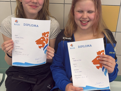 Esmee uit Ermelo en Sophie uit Harderwijk in actie tijdens wedstrijd synchroonzwemmen
