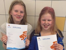 Esmee uit Ermelo en Sophie uit Harderwijk in actie tijdens wedstrijd synchroonzwemmen