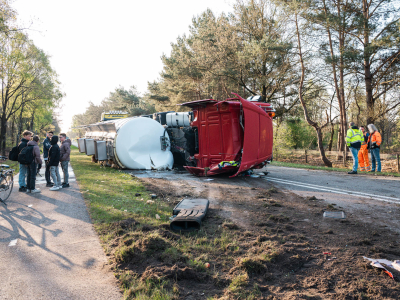 Tankwagen met 34 ton lading gekanteld op N302 bij Ermelo