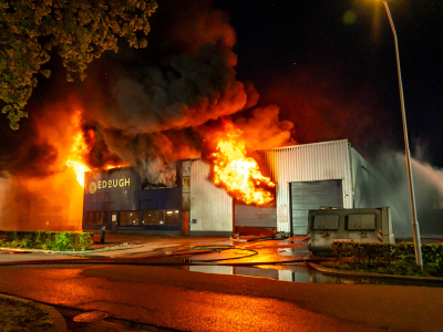 Zeer grote brand bij patisseriebedrijf in Ermelo