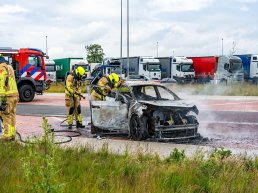 Auto uitgebrand op parkeerplaats langs A28 bij Putten, politie onderzoekt mogelijke brandstichting