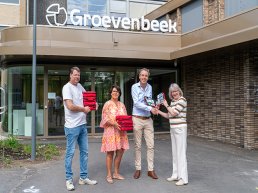 Rotary schenkt oefen-AED&rsquo;s aan Groevenbeek: alle leerlingen jaarlijks reanimatieonderwijs
