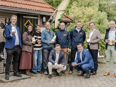 Ermelose en Gelderlandse SGP op werkbezoek bij p(r)achtboerderij in Leuvenum
